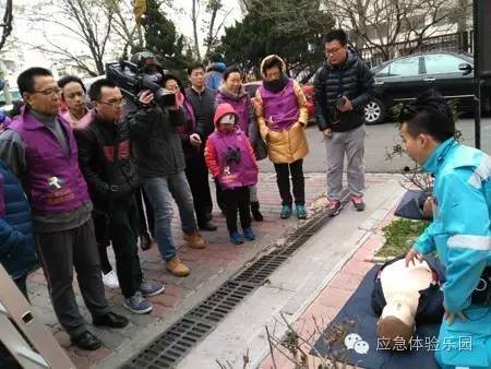 青島海麗雅應(yīng)急安全教育培訓(xùn)中心工作人員向社區(qū)居民講解消防工具及使用方法3